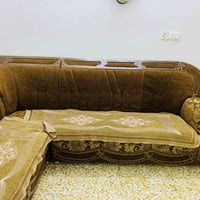 ديوان مستعمل • ١٣ مقعد • قابل للتفاوض