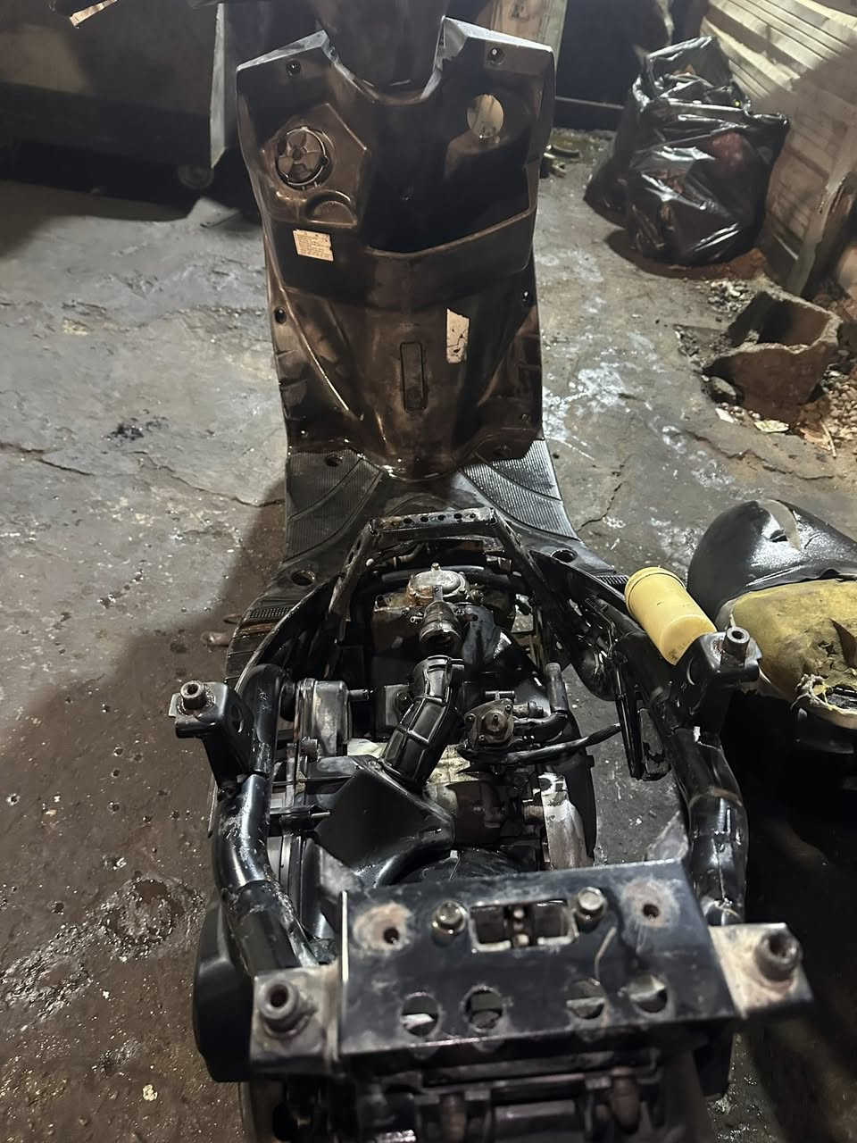 السلام عليكم 
شاصي سكنس فحل ومكينه شغاله نقص كابريتر وصالصه 
وسوادات وضفيره ابيع كوم حديد  
مكاني بغداد الشعله 
السعر٢٢٥
***********
