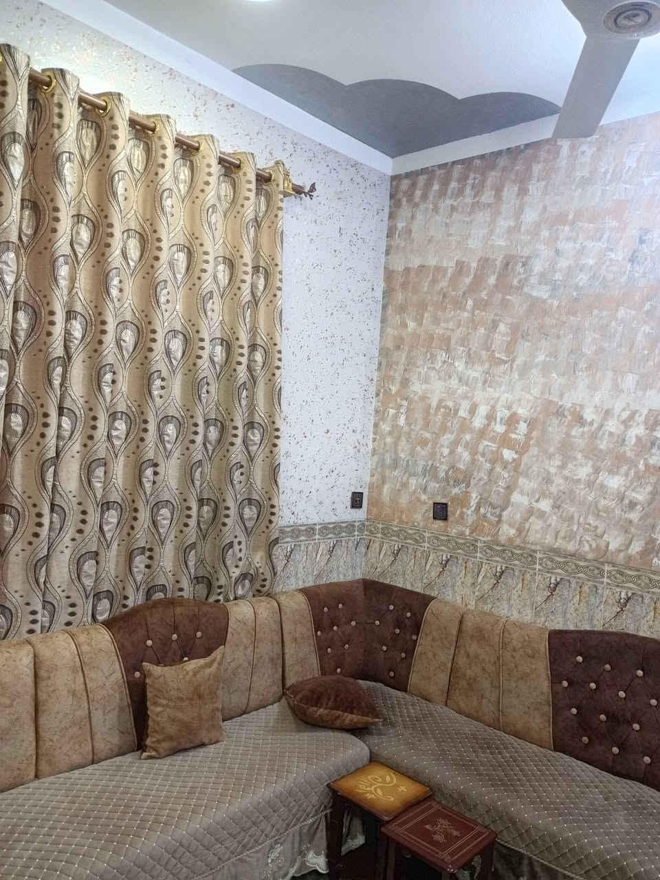 السلام عليكم للبيع بيت المساحه500مترمع محلات مع حديقه مساحة الحديقه180متر بناء طابوق ركن على شارعين جنس الارض طابو زراعي سند 25 خدمات كامله تبليط ماء اساله كهرباء الموقع ديالى بعقوبه قرب جسر خرنابات  يبعد عن مركز المدينة خمس دقائق السعر 125وقابل للتفاوض ***********
