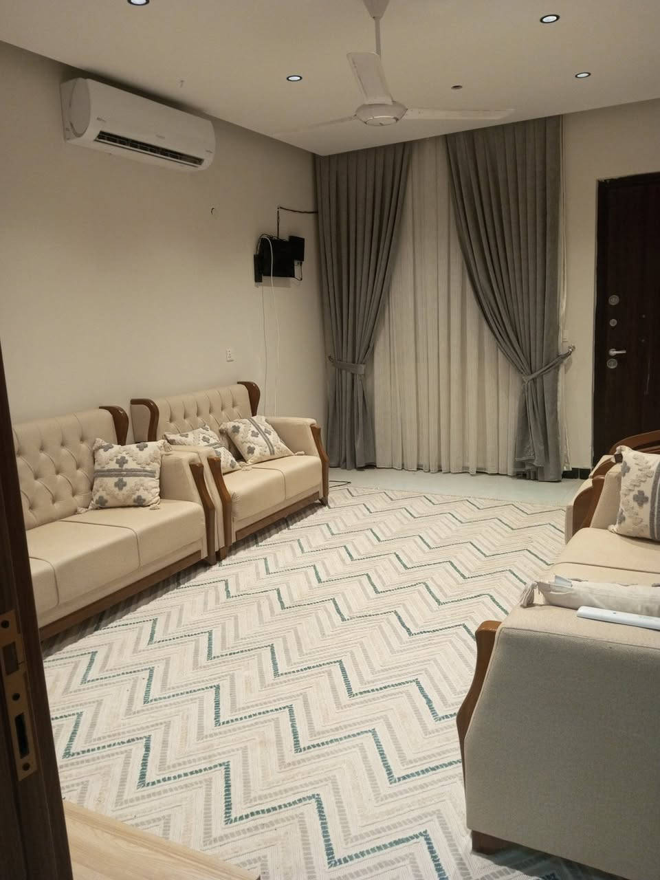 🏠 دارين متقابلين – موقع مميز جداً 
📍#بوابة_النجف_السكني– #المرحله_الرابعة 
──────────────────
📐 المساحة: 160متر 
⚡️بلوك: 13 +17
📌 واصل للشركة : 40
💰 السعر الكلي: 170
🏦 قرض مصرفي: 75
💵 يباع بتطلوعة مناسبة جداً جداً 
   جوه السوك سارع الحجز قبل فوات الفرصة
──────────────────
✨ مميزات العقار:
✔ موقع  قريب على السنتر الداخلي على شارع 12
✔ مناسبة جدًا لراحتك وراحة عائلتك
──────────────────
 📩للاستفسار والتواصل:
➡️ ابو يمان الشامي ***********
                               ***********
🏢 عنوان الشركة : المدينة المائية مجاور المركز التسويقي لمجمع بوابة النجف السكني➡️  👇 👇 👇 
✅️يتوفر لدنيا دور للبيع وللايجار والرهن في المجمع 
جميع الفئات والمراحل 
#المراحله_الأولى 
#المرحله_الثانيه 
#المرحله_الثالثة 
#المرحله_الرابعه 

❓️❓️مستعدون بيع وشراء واستقبال عروضكم في كافه المجمعات السكنية في النجف
