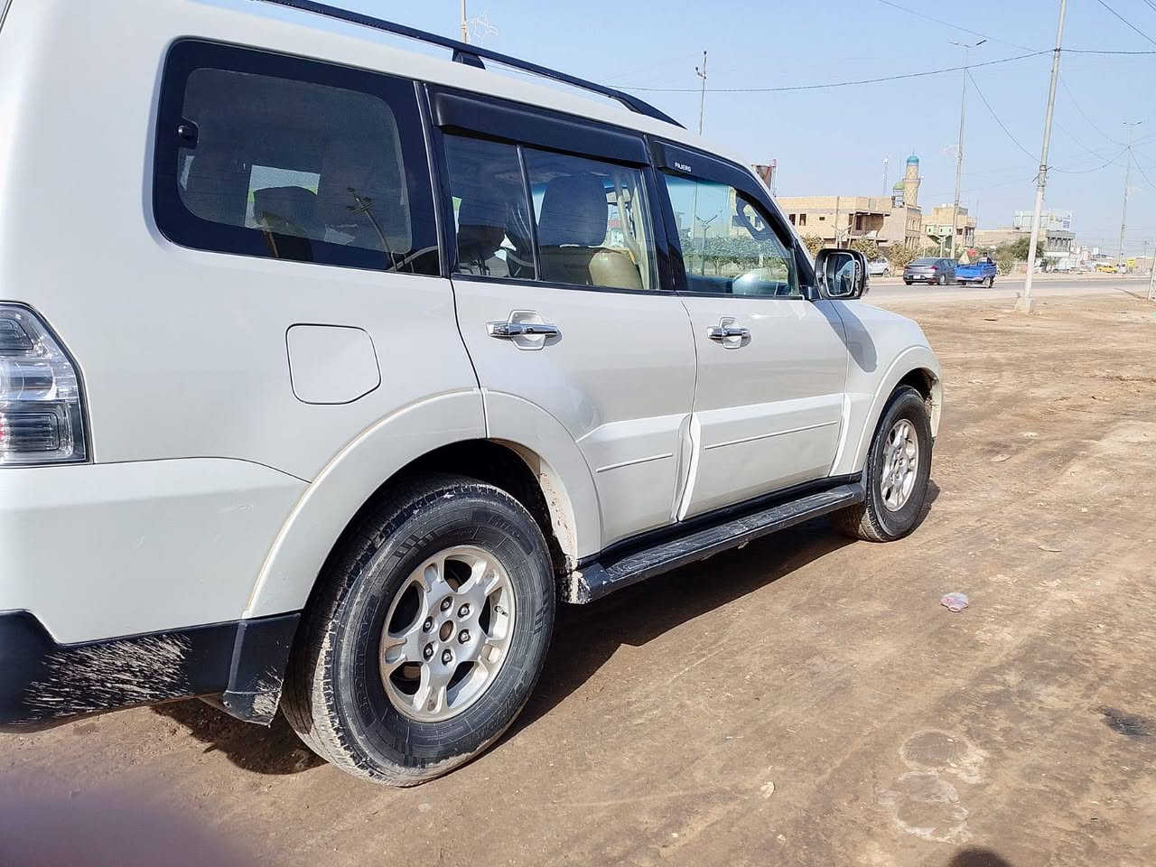 سلام عليكم باجيرو للبيع موديل 2008 ابيض صدفي نضيفه جداً مكينه جيد جداً كير كارتون تخم تاير جديد تبريد ثلاث (3) قطع فتحة سقف صفحت سائق صبغ رشات بدون دواخل كفاله عنوان: الديوانية  موبايل:*********** 
سعر: 105 ورقه
