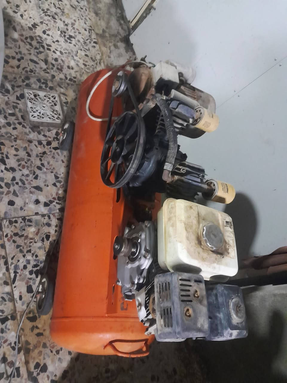 سلام عليكم خالعه اصليه بلاديه ٥ دوسات زائد كمريسر ١٥٠ لتر كهرباء بانزين بي ماطور كهرباء اصلي ماملفوف ابلادي كلش نضيف مععه صونده هواء ٢٠ متر زائد كيج هواء جك مسدس هواء كوسره بنجر كل نضيف لستفسار اكثر *********** السعر مليون
