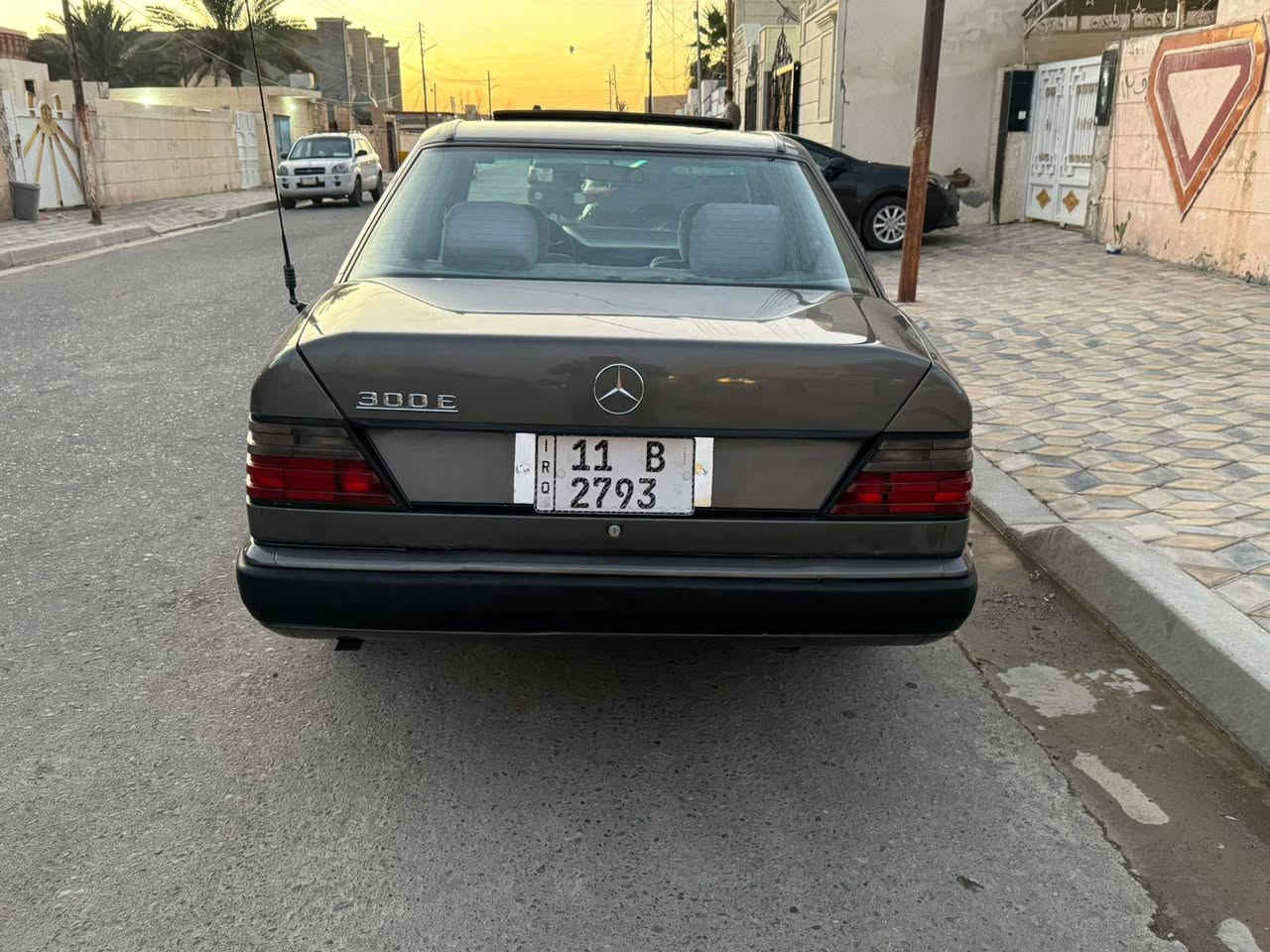 مكلف بل نشر للبيع بسعر 68 ورقه   مارسيدس دب 230 كير محرك بلاديات  موديل 1989 رقم بغداد بسمي  ...صبغ بونيد وسط القمارة بداية الجاملغ الخلفي وشبر من الجاملغ الامامي شرط اثر جراد ...طخم تاير جديد وحدادية جديدة وتبريد ثلج  ...السيارة جاهزة متحط عليه الف كلش نضيفه  .رقم الهاتف ***********

