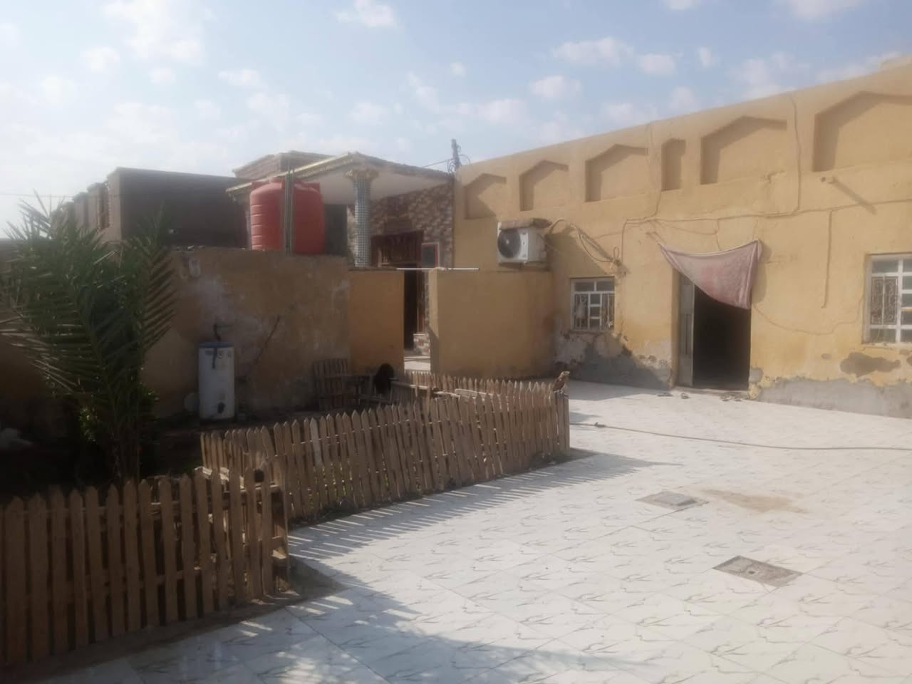 #بيت____للبيع_جاهز
المساحة ألف متر مربع )
يتكون من غرفتين وبراني وصاله ومطبخ 
وصحيات داخلية وخارجية 
السعر ٧٠ وبي مجال 
المكان #حي__الملايين  قرب بيت أبو حامد طالب الزيادي 
قريب على المدرسة 
الاستفسار الاتصال على الرقم 
***********
آجور النشر على البايع 👈 والشاري
