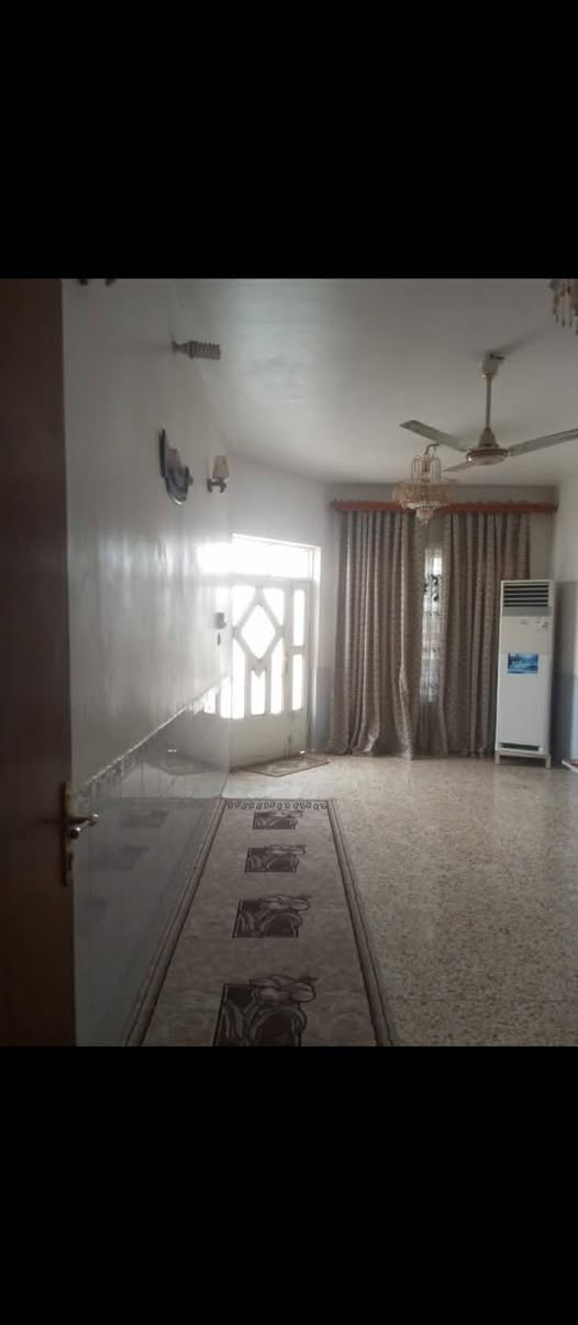 السلام عليكم بيت بزين القوس شارع المله موقع مميز على ساحة مساحة 140 واجهة 7 ونزال 20 
للاستفسار:***********
