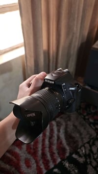 Nikon D5600 • عدسة 18-55 • شاشة قلابه