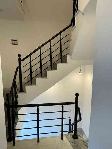 للبيع ٥٠ متر مربع في حي الجهاد ديوان المخابرات خلف شارع ٦٠ متكون من ٣غرف نوم صحيات ٢ واجهه ٨.٥  للاستفسار ***********
