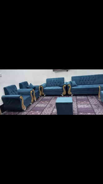 السلام عليكم 
قنفات 11 مقعد 8 متر   جديد نظافه ١٠٠/١٠٠ مستخدم اسبوع خالي من اي خدش مع 4 كوشات وطبله وسطيه السعر ٣٥٠ وبي مجال 
العنوان / جبله حي الفرات 
استفسار ***********
***********
