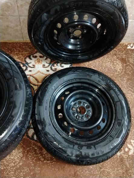 السلام عليكم للبيع تخم تاير جديد  مع الويل مال كورله حجم ١٥ المكان فلوجه الاتصال ع *********** (*********** السعر.     225
