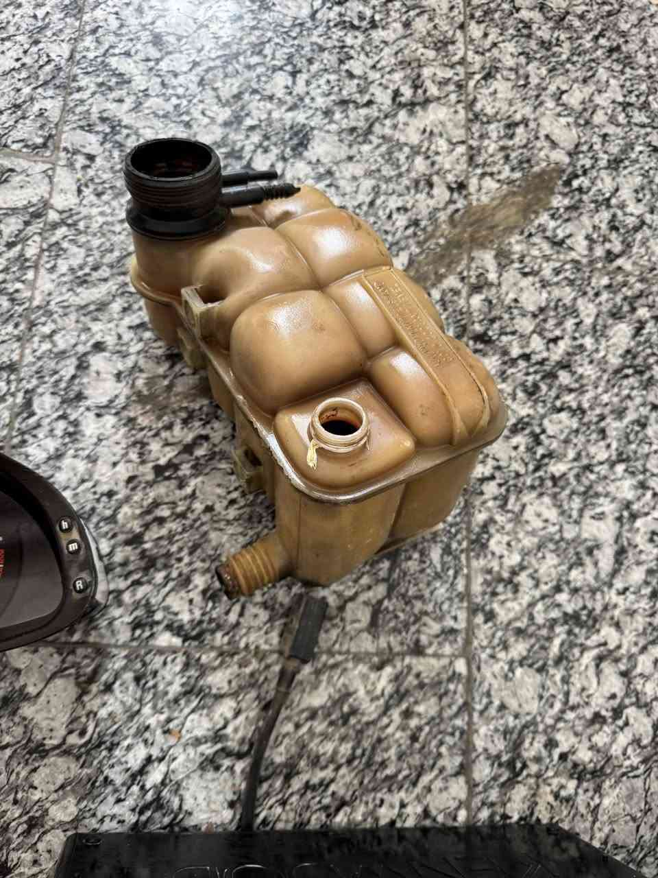 غراض مارسيدس ام عيون للبيع كليومتر وسي دي وحنجر ودبة ماء السعر ٦٠ الف شلع مكاني الدورة ***********
