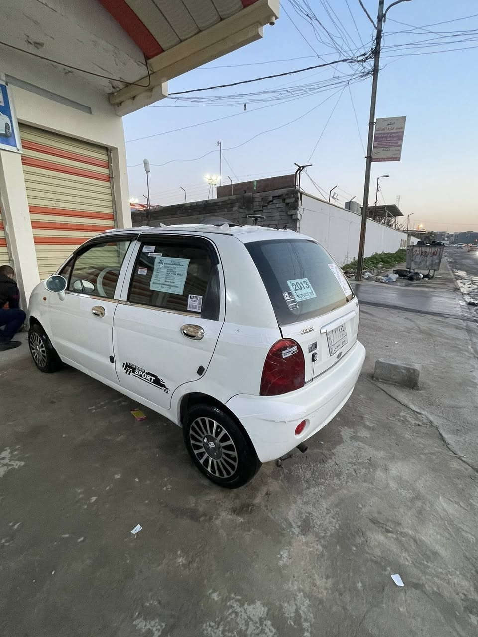 السلام وعليكم شيري كيوكيو 2013 السياره جديده 
محرك وكير شرط طخم تايه جديد باتري جديد
تبريد وتدفئه شغالين شرط 
طخمها كلو جديد مامتعوبه السياره 
كابون بانزين بيها شرط التحويل من الشرعي 
التواصل 
***********
