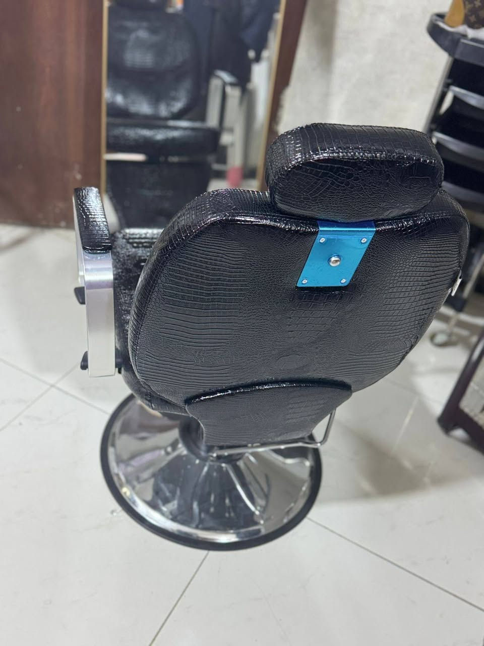 كرسي حلاقة كلش نضيف وجديد 

مكان بغداد 
بيع مستعجل اليوم او باجر 

***********

ب100 قفل
