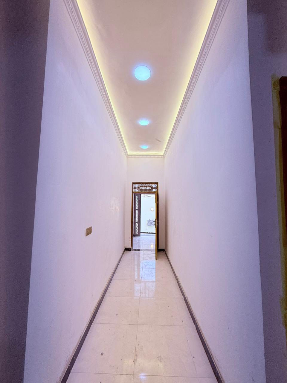 #اسعد_الله_أوقاتكم_بكل_خير
دار  سكن للبيع عدد اثنين نفس تصميم⛪️  
بيوت حلوة  مرتبة جاهزة لسكن 

#مساحة البيت الواحد ٢٠٠  متر 

#يحتوي البيت على اثنين غرف وكراج 
و ديوان 
و صاله 
و مطبخ 
و صحيات داخلي و خارجي
البيت مرتب وجاهز

كافه الخدمات متوفره 

•جنس_العقار :: طابو ملك صرف زراعي بسم عراقي  

•العنوان/ البصرة ابي الخصيب ابومغيرة قريب على شارع السايدين الداخلي أبي الخصيب

سعر البيت ١٣٥ مليون  و بي مجال 
#للاستفسار الاتصال على الهاتف 📞📳
📳((***********))
