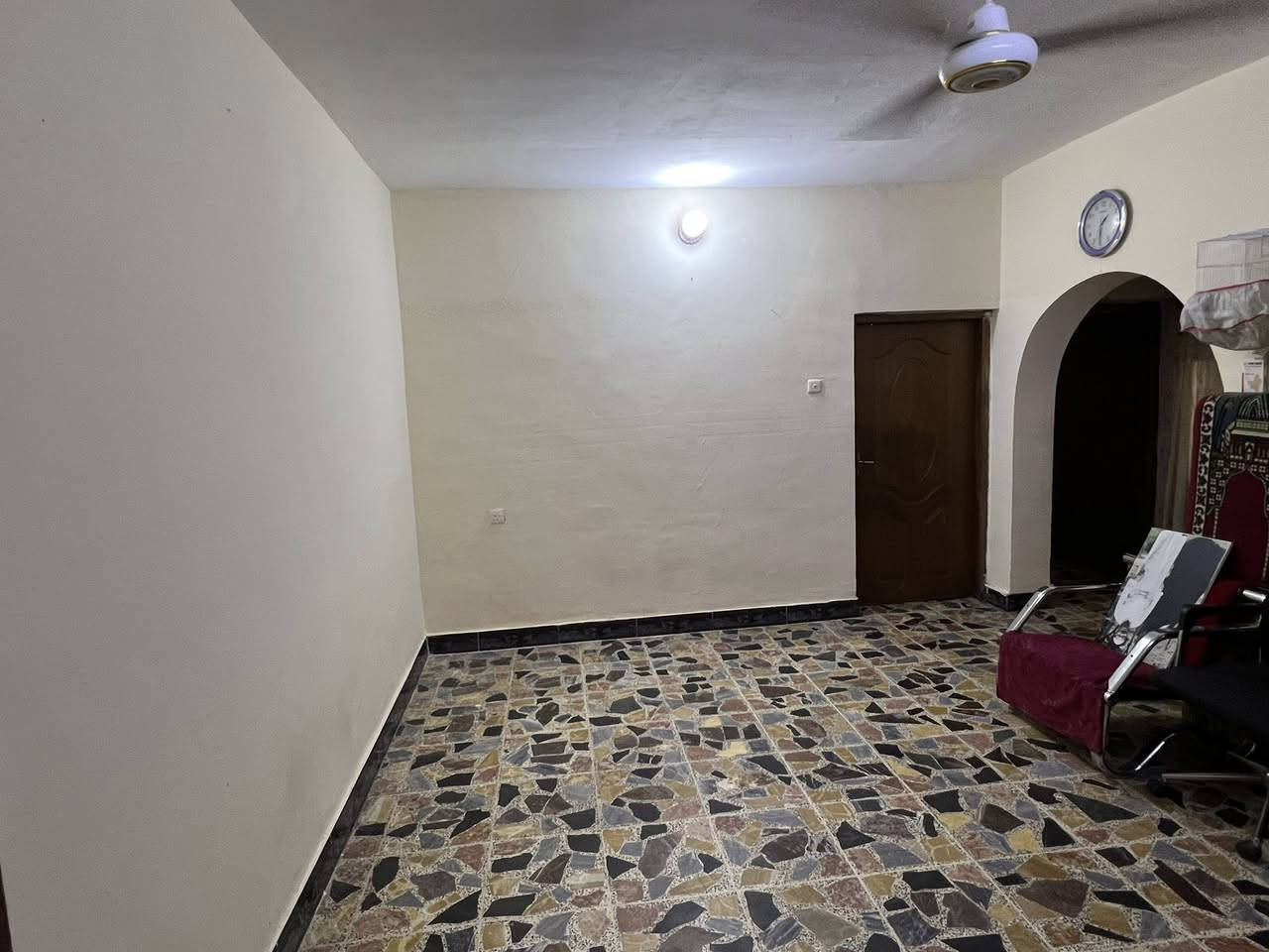 السلام عليكم بيت لبيع مساحه 153 متر واجه 6 وربع ونزال 25 يحتوي البيت على 5 غرف نوم +هول واستقبال ومطبخين وصحيات عدد 2  سعر المتر مليونين ونص 
الموقع بغداد الجديده قرب جامع عرفات 
الاستفسار ***********
