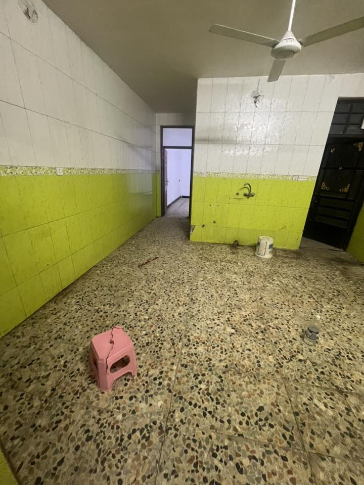 للايجار 100 طابقين  مرتب ايجاره 500⬇️⬇️
يحتوي على كراج استقبال وصاله وخدمات وغرفة نوم 
طابق ثاني صالة وخدمات وغرفة نوم منطقه وفرع كلش مرتب✅
————————
عنوانه شارع الوائلي شارع العام الشعب 
استفسار 
***********–***********📞
