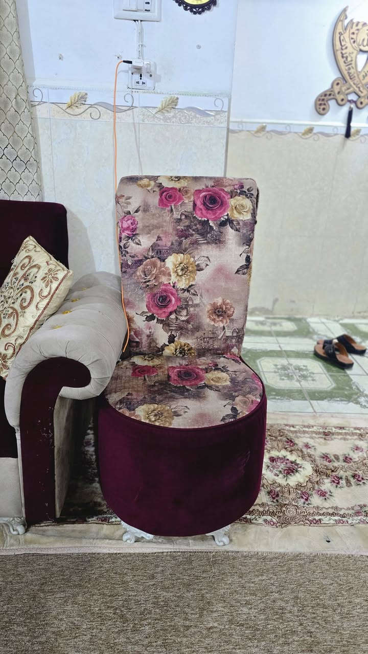 السلام عليكم تخم ٧ نفرات نظيف مثل ماموضح بلصوره قنفات عدد٢ وكراسي عدد٢ السعر ب٢٠٠ وتجي تشوف بعينك مكان السماوه ت ***********
