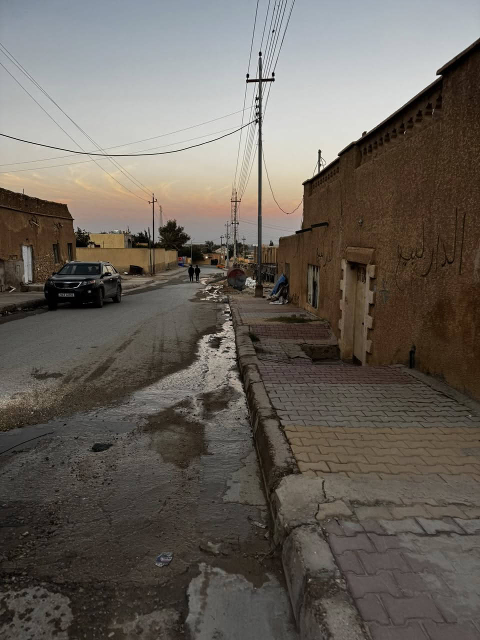 دار  تجاري بناء قديم
ركن المساحه  200 متر طابو صرف 
حالياً مؤجر 
السعر 30 مليون وبي مجال بسيط 
للاستفسار ***********/***********
زورونا موقعنا مكتب اليوسف للعقار فلكة جسر حجلان
