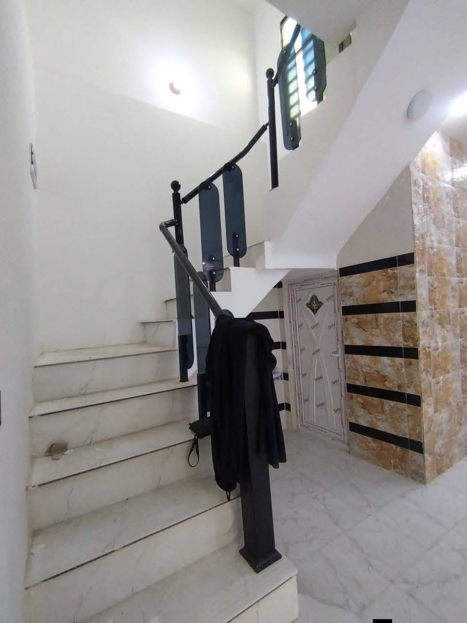 "بيت للبيع في سكله الكرعاوي، شارع الزوار، مساحة 150 متر. أساس صب وسقف صب، بناء طابوك. يحتوي على غرفتين، استقبال، صالة، مطبخ، وصيحات. المكان مميز والشارع 13 متر. بيت فارغ وجاهز للسكن. السعر؟ للاستفسار: مكتب حسين النجفي *********** (واتساب)". النجف, العراق

