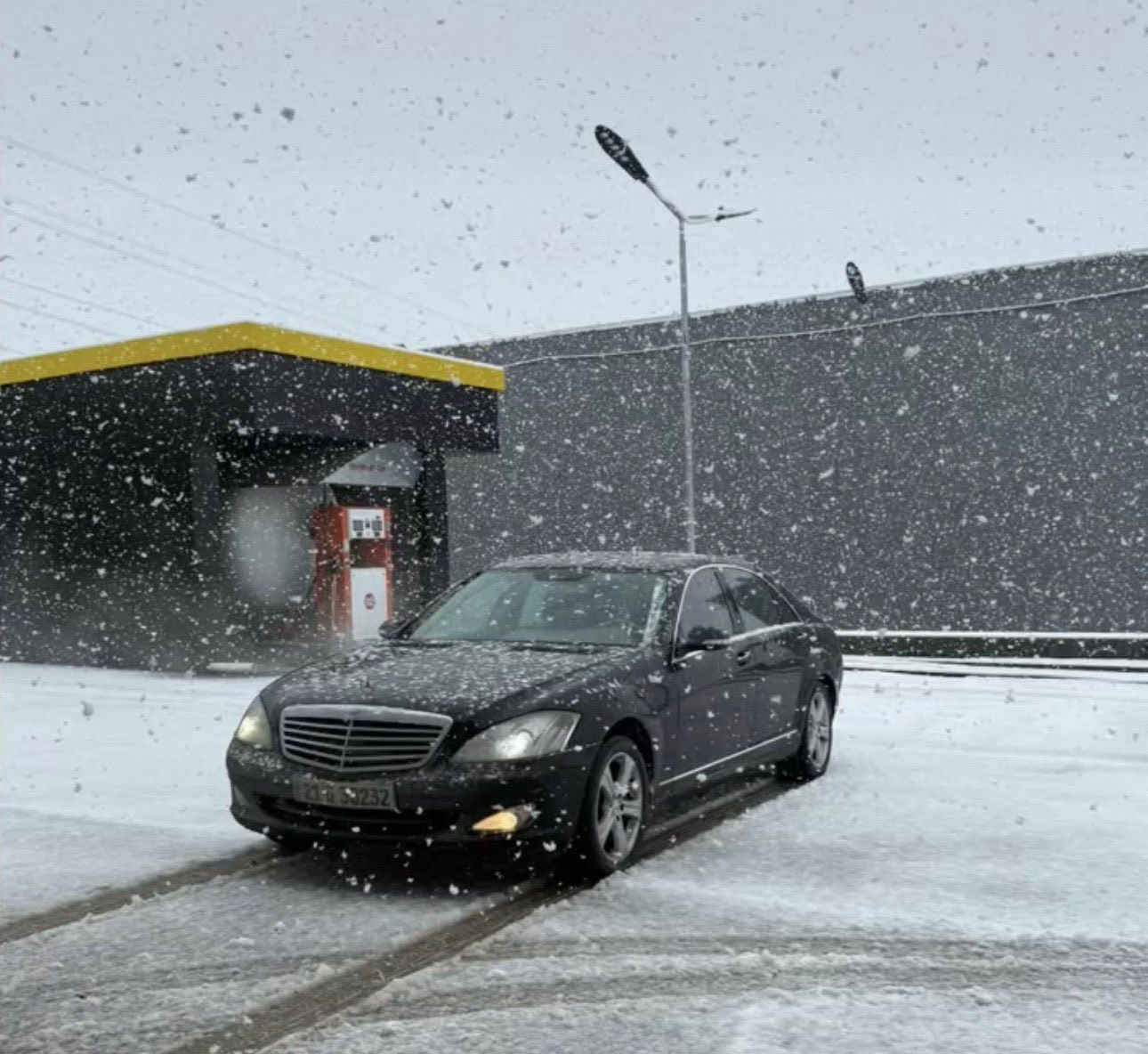 مارسدس s550  v8 رقم سليمانيه جاهزه من كل النواحي تبريد جوبلسات صدر تخم تاير كله جديد تحويل ثاني يوم مضال بالسنويه  العنوان بغداد الجديده السعر 185 الهاتف ***********
