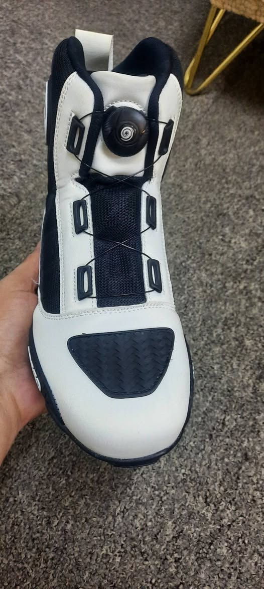 السلام عليكم اخوتي من رخصة صاحب الكروب
يتوفر عندي هذا حذاء دراجة نارية من طراز "Speed"، مصنوع من جلد الألياف الدقيقة والـ PVC والـ PU والمطاط والقماش الشبكي، ويتميز بنظام ربط S-lock/SLS سريع وآمن. 
قياسه ٤٣
السعر ٣٥ مع التوصيل
*********** واتساب
