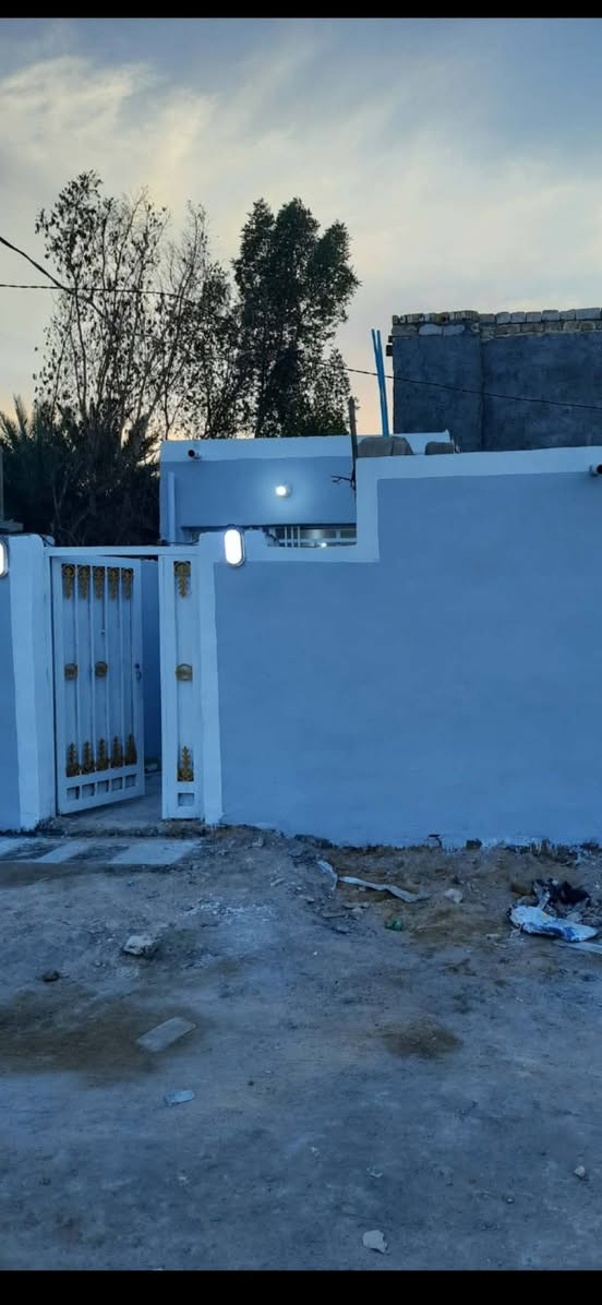 دار للبيع
تفاصيل الدار: 
مساحة الدار مئة متر الاساس كونكريت السقف عكاده 
يحتوي الدار على غرفة وصاله ومطبخ صحيات داخلية وخارجية واستقبال هيكل 
العنوان: شارع الحوزه في نهايه شارع 12
السعر: واحد وعشرون مليون وهناك مجال للتفاوض بالسعر 
للتفاصيل اكثر والتواصل على: ***********
