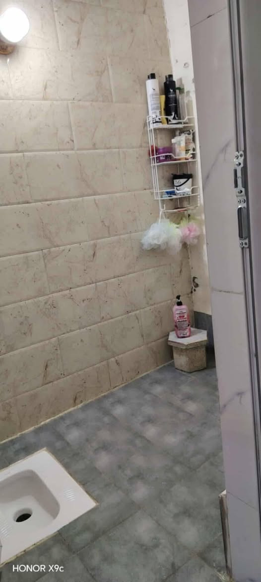 السلام عليكم يوجد بيت مساحتة 58 مترواجهة 2.90 نزال 20 البيت مقسوم يوجد في حايط مشترك البيت طاأبقين كهرباء ومجاري معزولات قرار 35 
مكاتبة تحويل العنوان زعفرانية نهاية شارع المعهد النزلة مقابیل اسواق تفاحة منطقة حنييت للاستفسار والتواصل عن طريق رقم 
الهاتف :***********
