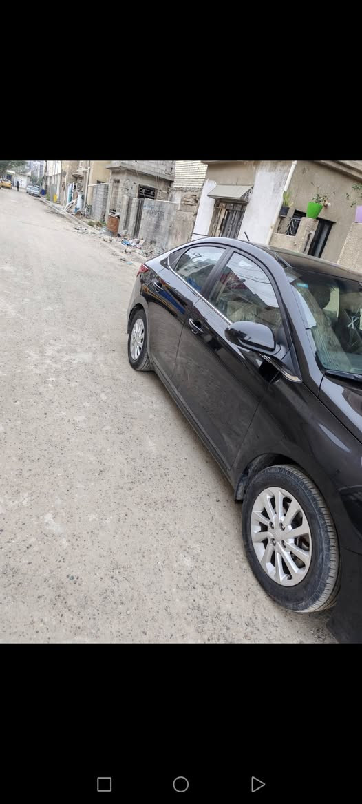 اكسنت ٢٠١٩ وارد امريكي ماشيه ١٣٠ الف مكينه رنك ضعيف تنقيص بسيط كير مكفول من امريكا فقط تبديل دعاميه وبالعراق حادثها جوه الدعاميه الخلفي معجون ومصبوغ ومرشوش فوك كلير علمود توحيد اللون  باب عكس السايق شويه بي بارد و٣ رصعات بالباب مال سايق ينرادلهن بارد   ب100 وبيها مجال بسيط
