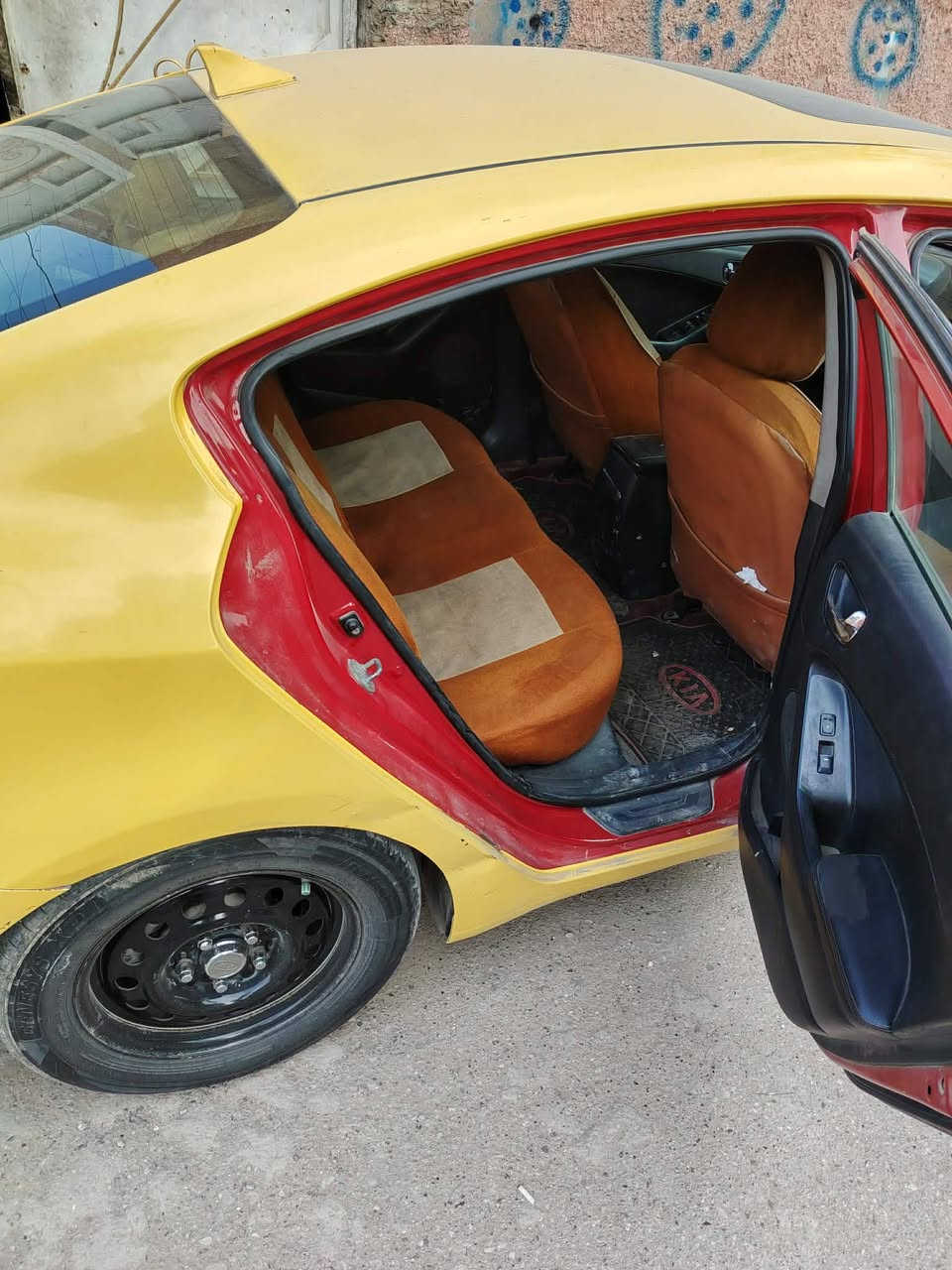 السلام عليكم فورتي 14جي دي اي محرك 2000 بدون حادث امريكي سيارة 1/1فتحة بنوراما بصمة مري شفط+لايت منضومة غاز كشنات كهربائية سعرها125 وبيها مجال *********** ما متواجد علة الفيس
