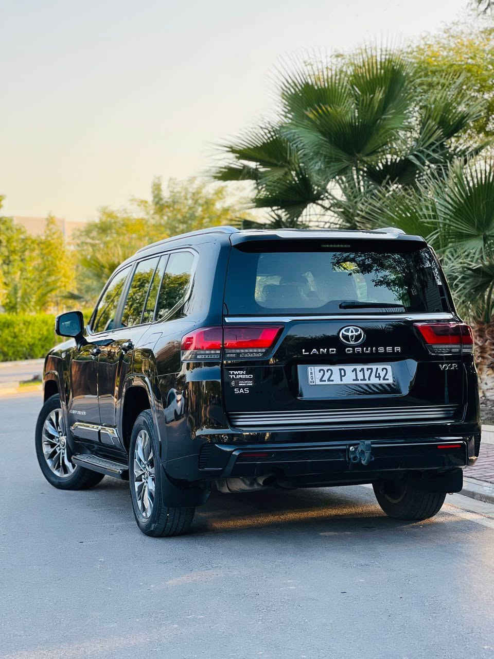 السلام عليكم
✨ تويوتا لاندكروزر VXR 2024 – للبيع ✨🚘 وكالة SAS
ماشية 43 الف km
⚙️ المواصفات:
🔹 محرك V6 توين تيربو (3.5 لتر)
🔹 قوة تقريباً 409 حصان 💪
🔹 عزم 650 نيوتن متر 🔥
🔹 كير أوتوماتيك 10 سرعات
🔹 دفع رباعي دائم Full-Time 4WD 🌍
🔹 نظام Multi-Terrain Select 🏜️
🔹 نظام Crawl Control
🔹 دفرنس قفل ⛓️
🔹بيبان شفط

🛋️ الداخلية:

🪶 جلد فاخر
❄️🔥 تبريد + تدفئة مقاعد
🔑 بصمة تشغيل
📺 شاشة 12.3 إنج
📱 Apple CarPlay + Android Auto
🔌 شاحن وايرلس
🌡️ مكيف متعدد المناطق
🔊 نظام صوت JBL 

🚗 الخارجية:

💡 LED + DRL
🌞 فتحة سقف 
🛞 ويالة كبيرة
📷 كاميرات 360
📡 حساسات أمامية وخلفية
🛡️ الأمان:
🛑 ABS + VSC + EBD
⛰️ Hill Assist
📡 رادار ومثبت سرعة
🚨 TPMS
⚠️ نظام مانع الاصطدام
🚶‍♂️ تنبيه مغادرة المسار

✨ حالة السيارة:
🚨 السيارة جديدة بالكامل
📦 مغلفة بالكامل (PDF)
🎨 بدون صبغ وبدون شخط نهائياً
✨ نظيفة جداً وحالتها مثل الصور وأحلى
📌 للجاد فقط
⚠️ ما أخليك تجي وتخطو متر إذا السيارة مو مطابقة للصور
🤝 أتحمل المسؤولية الكاملة إذا كان هناك أي اختلاف عن الصور
📍 المكان: خانقين
💰 السعر: 855$
💵 يعني: 8 شدات و55 ورقة
للتواصل: موتواجد واتساب فايبر 
*********** خناقين, ديالى
