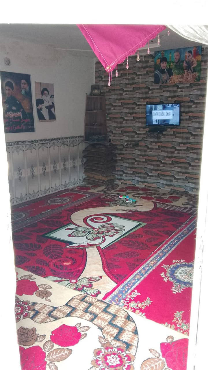 السلام عليكم بيت للبيع 120
بي استقبال ومطبخ وحمام وغرفة نوم بيت نضيف 
طابقين الطابق الثاني 
بي غرفتين وصاله ومطبخ وحمام 
مكان بغداد نهاية حي اور الغرير اول فرع قبل النهايه يم ابو عقيل الكناني المنطقة كامله الخدمات من كلشي 
الشراي يتصل وبخدمته وبسعر مناسب لان محتاج واريد ابيع
***********
