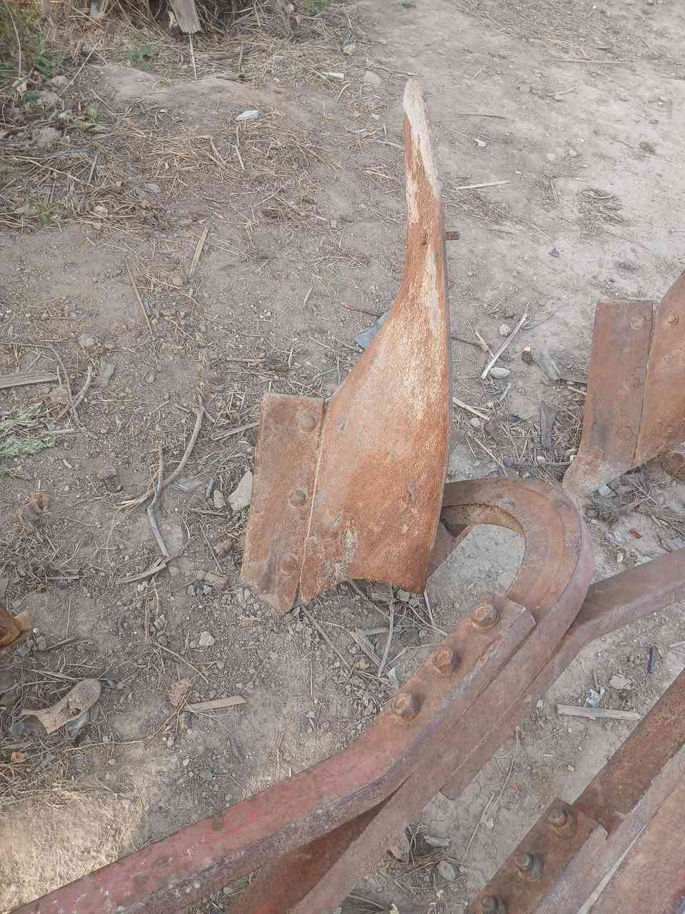 السلام عليكم مكينة عنتر للبيع مع فدان السعر ثلاثة ملايين لاستفسار الرقم ***********,***********
