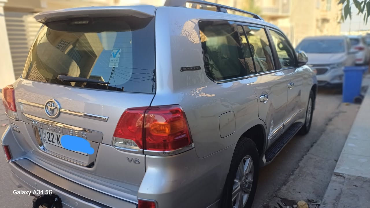 لاندكروزر ٢٠١٣
نظيفة ومكفولة من الصبغ 
للتواصل مع صاحب السيارة 
الاتصال فقط لمعرفة السعر 
***********
