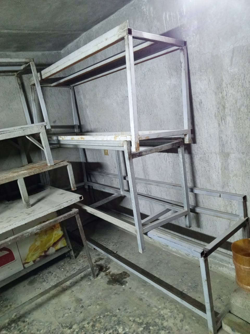 السلام عليكم متاح غراض للبيع..
السعر الميز الواحد 40 الف
 واذا الكل سعر الميز الواحد 30 الف //شلع.. 
اي شي يعجبك مكاني بغداد مدينة الصدر رقم الهاتف.. ***********
