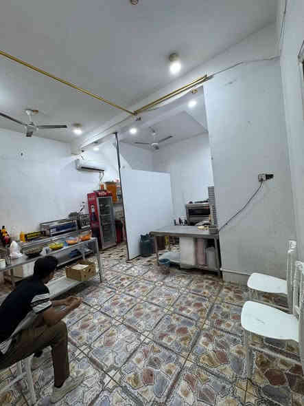 مطعم مأكولات سريعه للبيع 

بسبب عدم التفرغ (كون المالك موظف ) 

تفاصيل الماكولات 

فرن بيتزا طابقين  استخدام شهر فقط 

عجانه ٢٥ كيلو 

شوايات كص ثنائية ضخمه جدا و حديد ثقيل 

جام خانه كامله 

ثرامه كهربائيه 

گرل بركر 

قلاية فنكر (مدافع) 

ميز براد بيتزا نظيف جدا 

ميز ستيل متر ونص 

عارضه عموديه نظيفه جدا استخدام شهر فقط 

دباب غاز 

طباخات فلافل و مقليات 

ماكولات جاهزه من كلشي 

هواي بعد غراض تعال وشوف بعينك 

للاستفسار الاتصال بالرقم 

***********
