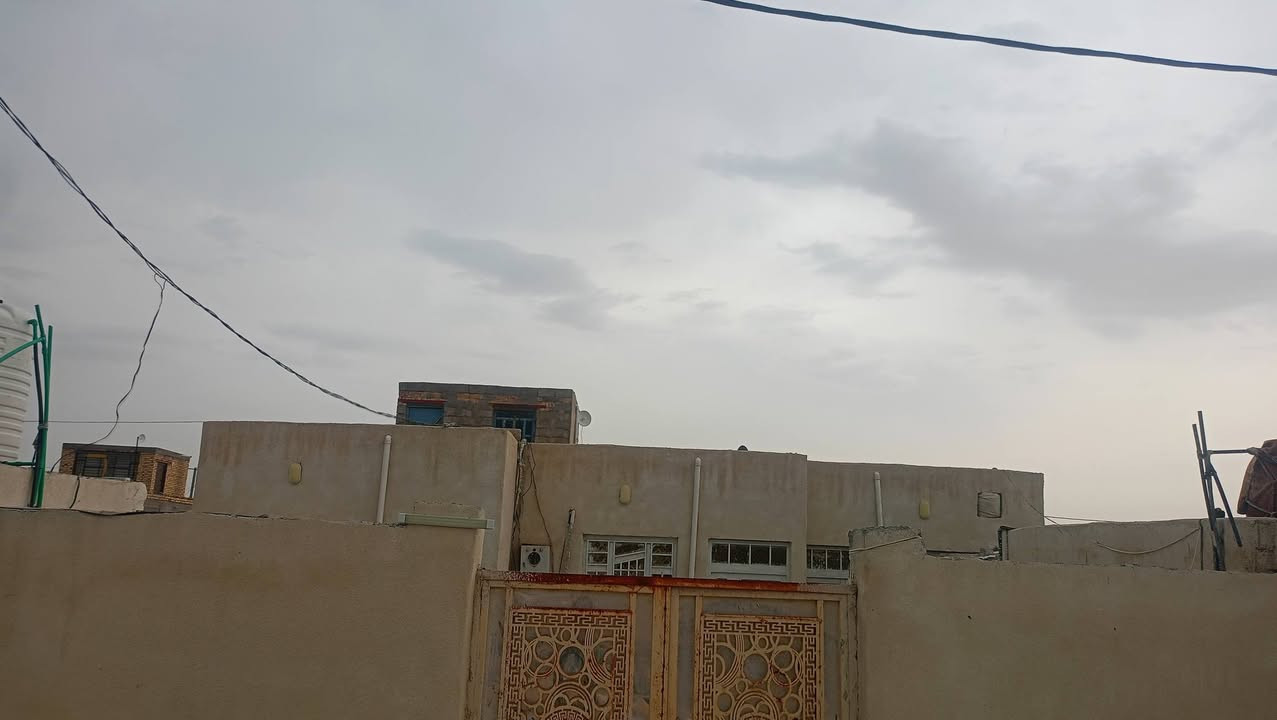 بيت للبيع طابو:غير مسحوب اسكان المكان قضاء الدوايه حي الصدرين قرب مدرسه الصينيه نور العلوم وذو الفقار للبنين  مساحه: 300 مكون من ثلاث غرف: 5×4 واستقبال: 13ديوانيه: 4×11 مطبخ 4×4   حمامات داخلي وخارجي  وصحيات اثنين خارجيات السعر 90وقابل للتفواض الحوش سراميك حمام داخلي سراميك مطبخ سراميك دوانيه سراميك حمام خارجي وصحيات خارجي سراميك   ولصاله وغرفتين صب  وغرفه ديكور سقفي سراميك للاستفسار ***********
