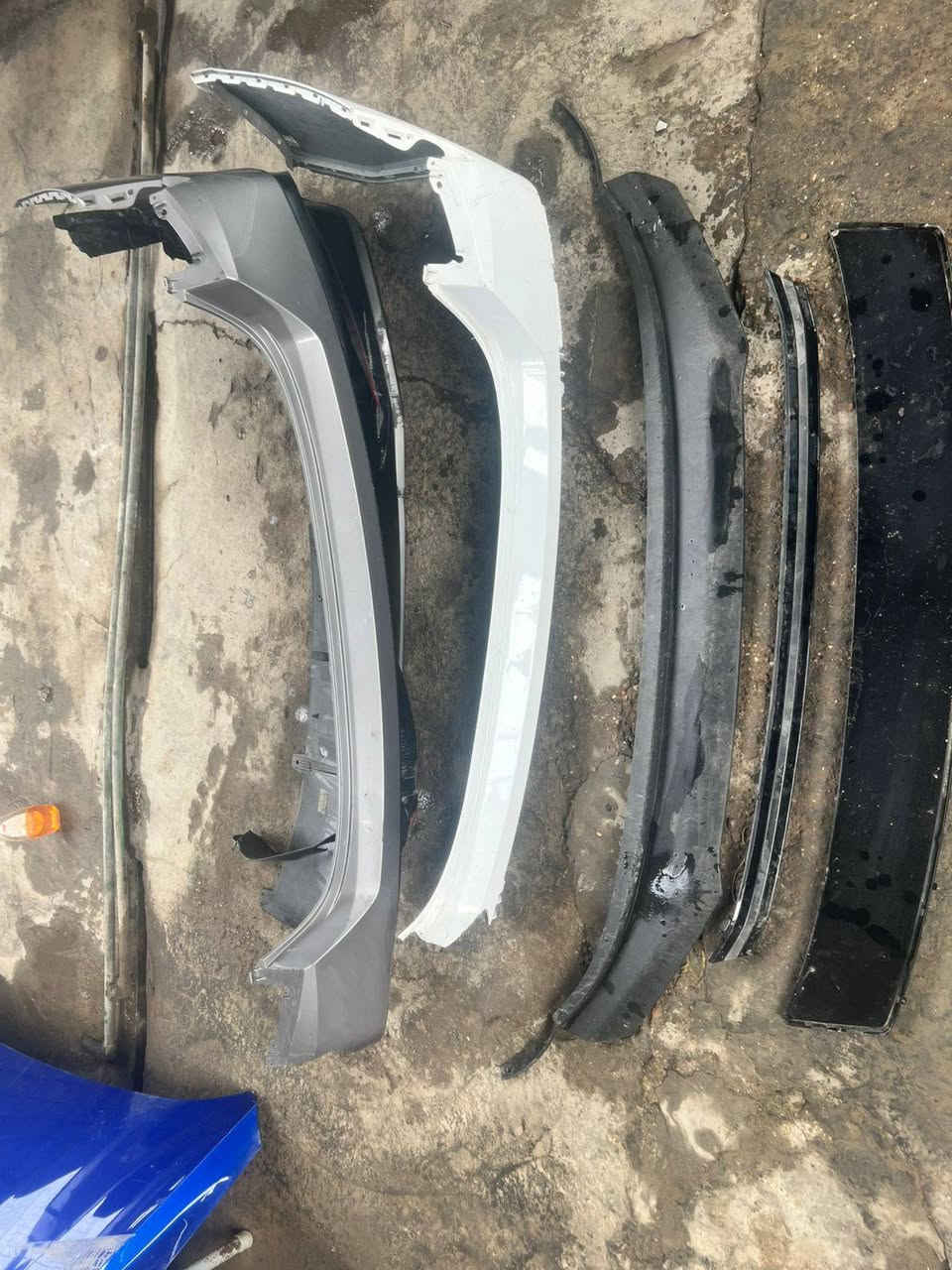 السلام عليكم غراض النترا دعاميات عدد 2امامي وثنين خلفي لحيه و حاجب وقاعده رقم اصليه النترا 24 و 25 فرشة صندوق اصلي عضم فلينه كامله بنيد بي ضربه الي يحتاج شي يتصل ويدلل.  ***********
