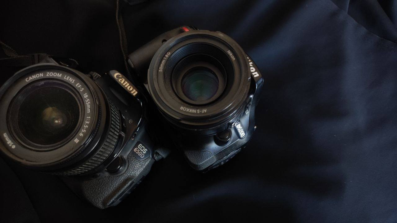 🛑 نيكون 5200 
عدسة 50 ملم نوع G فتحة 1.8
بطاريات عدد 2 + شاحنة + جنطة

🛑كانون 650
عدسة 18:55 الأصلية
بطاريات عدد ثنين + شاحنة + رام
 السعر خاص + المكان حله


**إذا كنت صاحب هذا الإعلان وتريد حذفه لأي سبب، رجاءا أرسل رسالة إلى الدعم الفني**