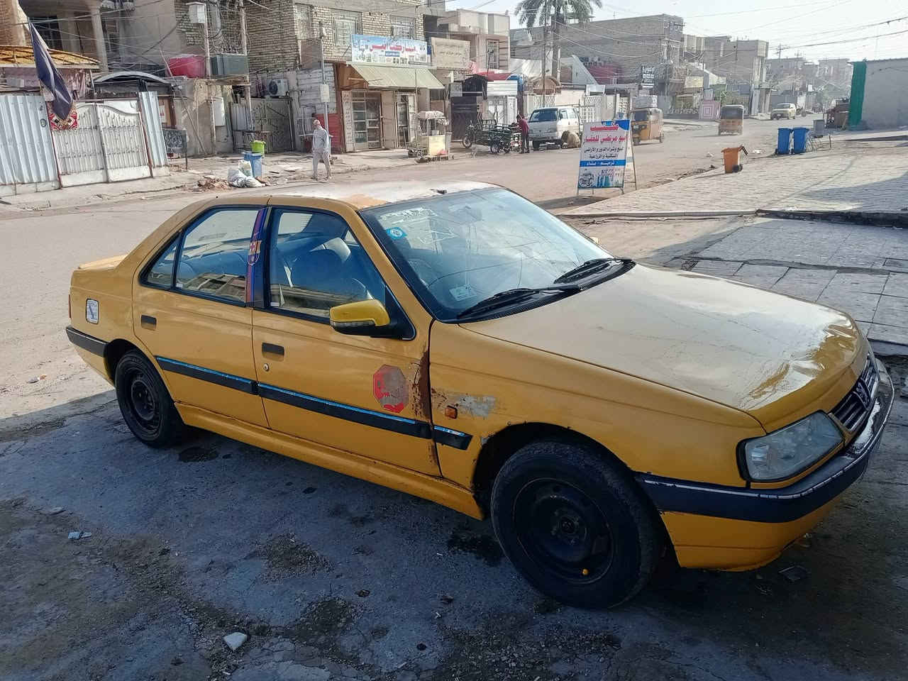 السلام عليكم للبيع سياره بيجو لميس موديل 13 مصفره هيئا وغرامات رقم انكليزي هزه جديده  مكينه وكير خير من الله كلج جديد بيها خياسات بسيطة خلفيه ضربة بل جاملغ الخلفي وطخه بسيطه بل باب الامامي صغيره السعر 28وبيها وبيها مجال عنوان الشعب شارع الصحه مرواس حسب القناعه للاستفسار الاتصال على الرقم ***********
