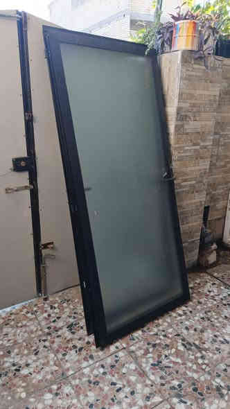 السلام عليكم...
ابواب سلايت زجاجي عدد ٢ مع ابواب عادي زجاجي عدد ٢ + زجاج حجم كبير عدد ٢ للبيع للأستفسار اكثر اتصل على الرقم اني مكلف بالنشر 
***********
