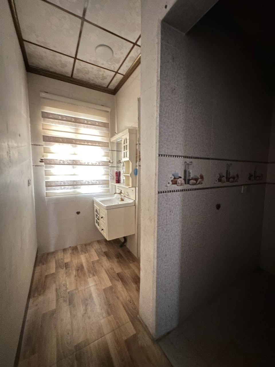 بيت للايجار 175 الف قفل العنوان رابرين خلف سكلة خورشيد اخر فرع
متكون من غرفة نوم وستقبال وهول ومطبخ ومجمع صحيات كامل مساحة 160 متر 
البيت بي بير ارتوازي 40 متر يعني انسه الماي
و 4 بنكات سقفية وسبلت كونديشن للاستقبال
للتواصل ***********
