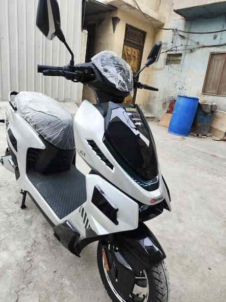 سلام عليكم 🙋 دراجــــــه شحن فراشه زيرو غير مستخدمه موديل 26 اصدار حديث 6 بطارية مسطره ***********سعر 950 بيها مجال مكاني بغداد سوك الغزل ملف بقدرة 2500 واط سرعته 100 كم تقطع مسافه 70 كيلو  نشرات ليليه  لايت مغير الون
