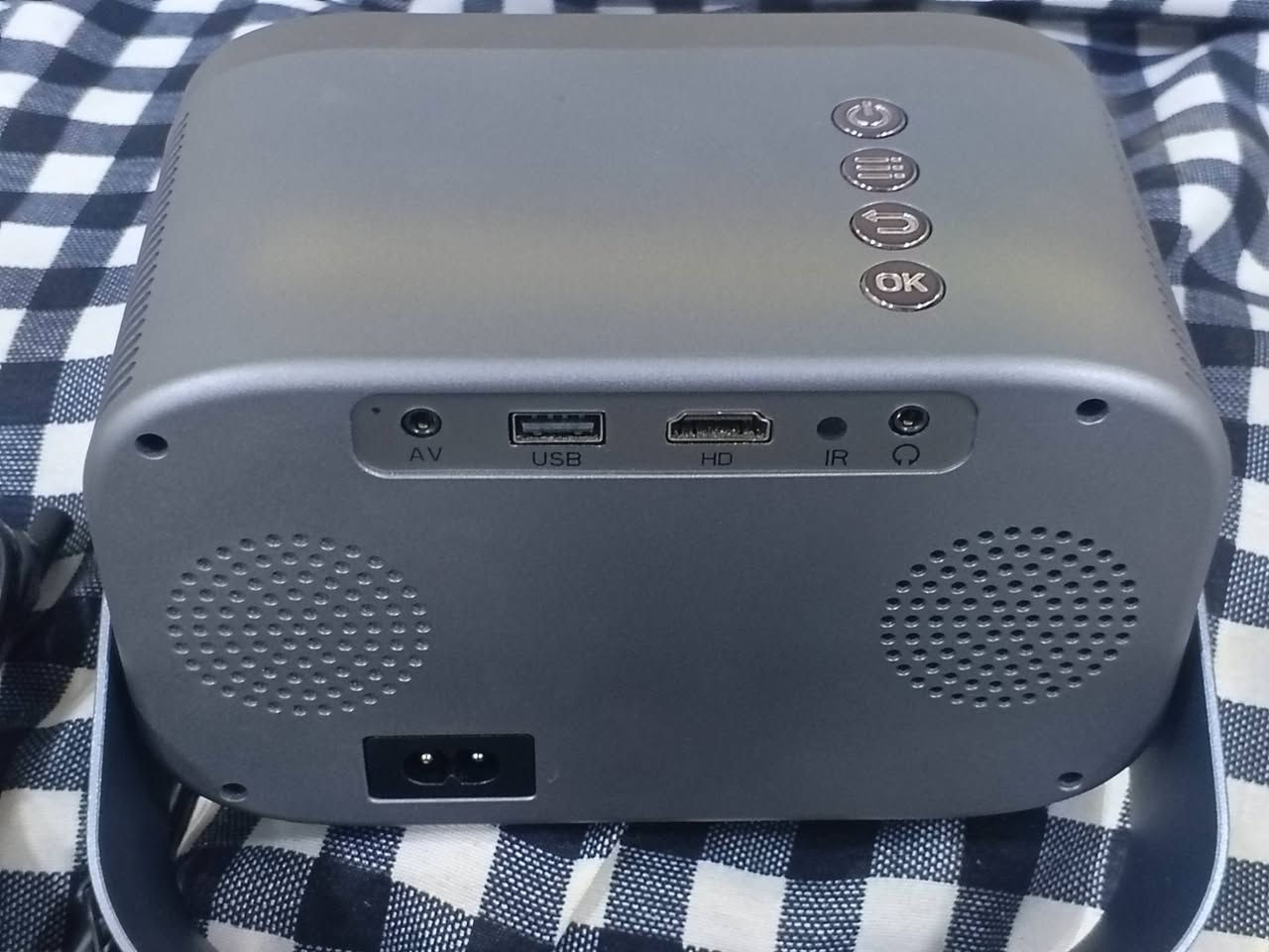 Projector.
نظيف وجديد مستخدم قليل .
فول مواصفات : 
دقة دمعة .
بلوتوث .
كيبل HD و AV و Power .
كنترول بلوتوث بدون تگطيع .
سماعات من نفس الجهاز .
مروحية تبريد .
وبي مدخل سماعات سلكية مال موبايل .
بالكارتون مع جميع الملحقات.
السعر 85 الف . 
الايسر حي الشيماء .

رجاءً الموشراي لا يدخل خاص .


**إذا كنت صاحب هذا الإعلان وتريد حذفه لأي سبب، رجاءا أرسل رسالة إلى الدعم الفني**