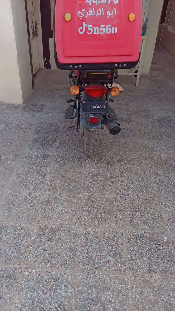 السلام عليكم دراجه بوكسر موديل 21 دراجه مجفته مره وحده واحد على واحد يم همام الفتلاوي كلها تعرف شغله الدراجه ما ناقصهة اي شي تجي تشغل وتروح الدراجه كلك كلك اعيد واكرر بس اذا تحب اكاتبك وين ميعجبك اضمنهة ما مبدل برغي واحد بيها السعر 650 وبيهة مجال بسيط العنوان حي العسكري كبل او الاتصال على ***********
