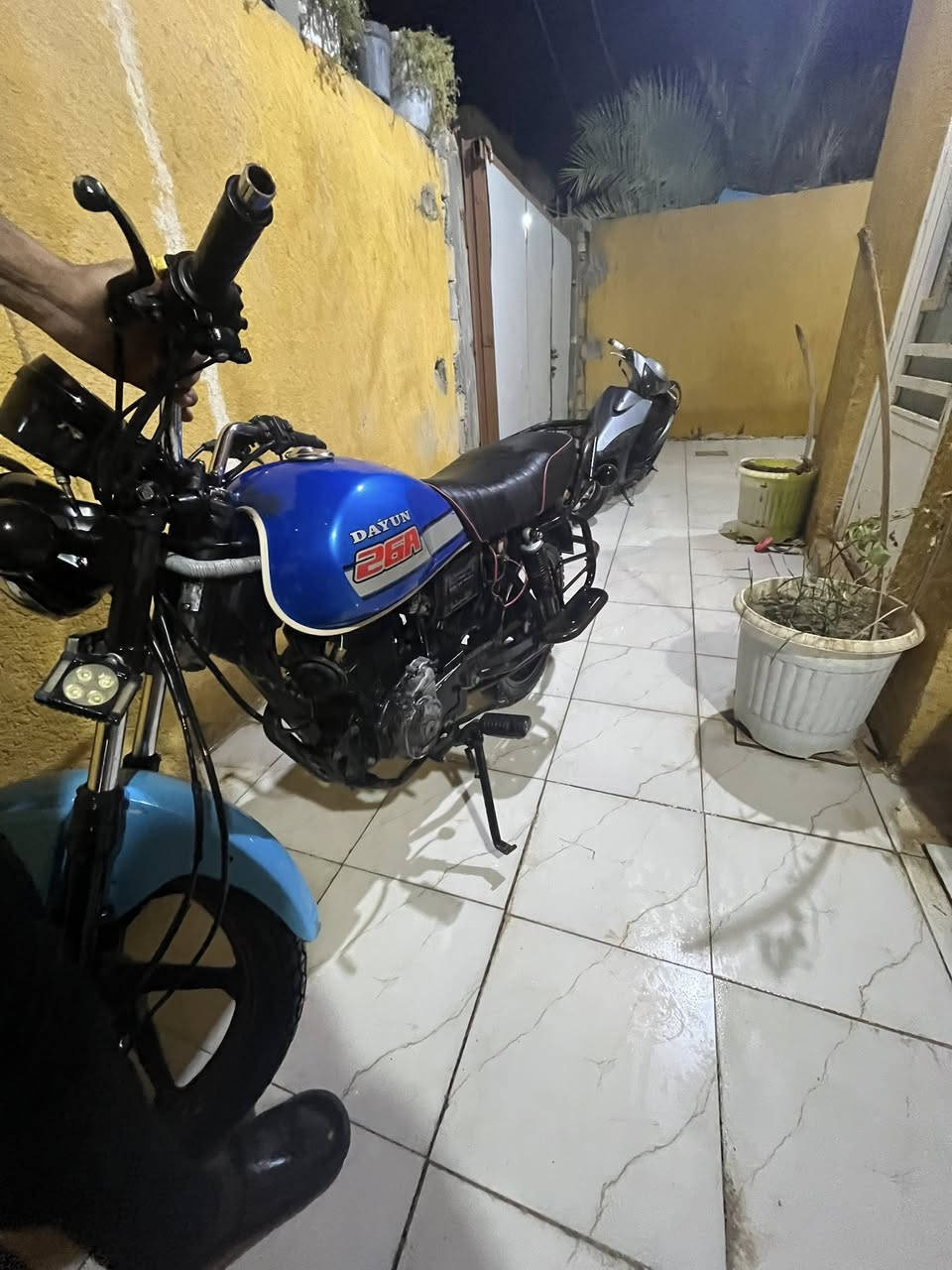 يالله سلام عليكم دايون موديل ٢٠٢٠لون احمر بس مبدل كما واضح في الصوره الدراجه بيه نقوصات اشاره وستان عدل وقبق زنجيل فقط مال جناي اوراق اصولي سعر مليون وبيه مجال مكلف بلنشر رقم صاحب الدراجه ***********
