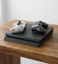 للبيع Ps4 سليم مهكر  مع جوستيك 2 سعر 270. رقم الهاتف 07503105591