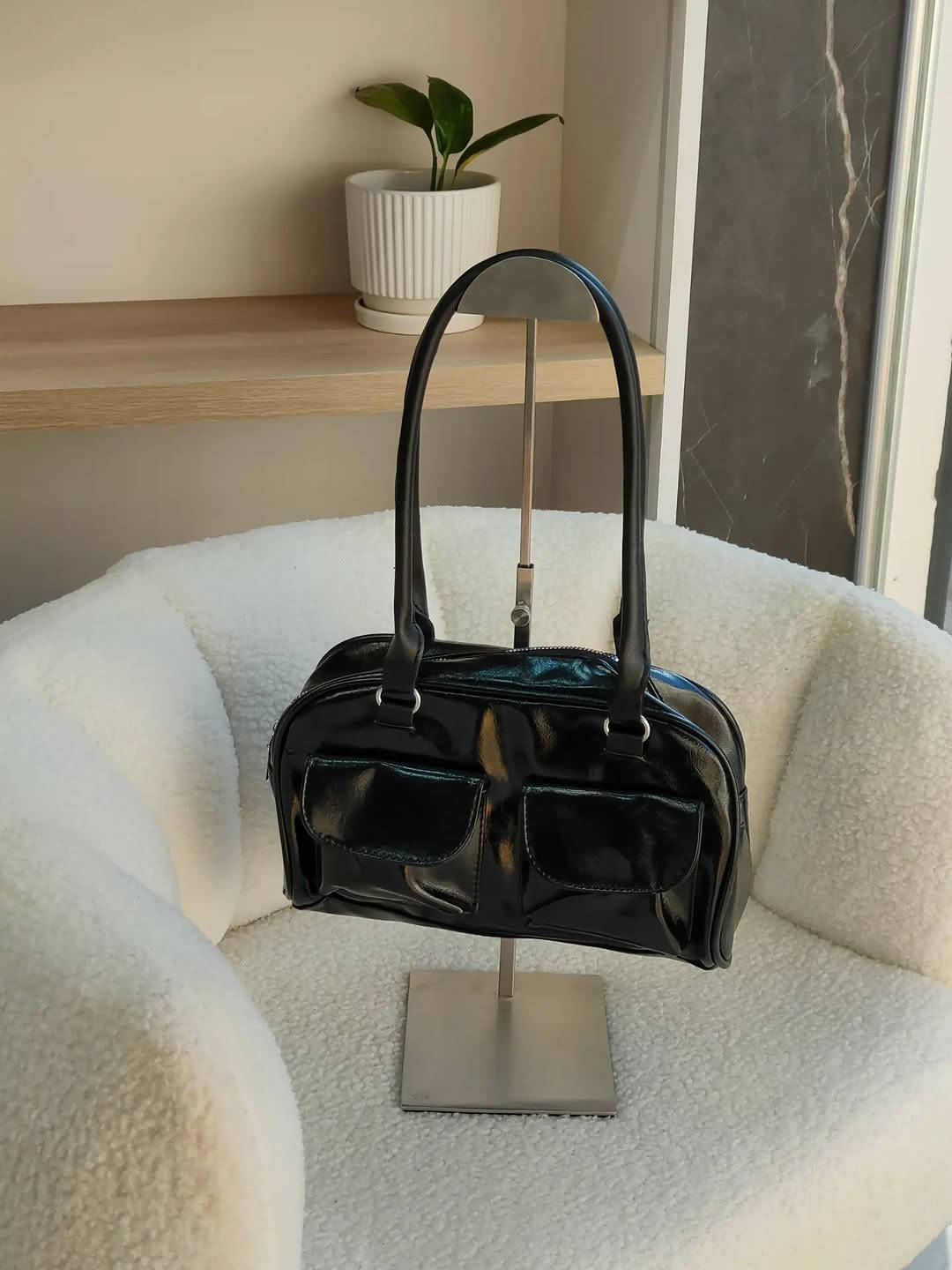✨ بسعر يفاجئج… وأناقة تكمل كل لوك 🤍
حقيبة حجم وسط، عملية وأنيقة لكل يوم 👜
 ▪️ الجلد سوفت وناعم 
▪️ طلاء السحاب ثابت
 ▪️ متوفرة بـ 4 ألوان: أسود، بني، أبيض، شمباني
💰 السعر: 10 آلاف دينار فقط 
🚚 التوصيل لجميع محافظات العراق: 5 آلاف
 📸 التصوير حقيقي من داخل المحل ✨
للطلب والاستفسار راسلونا بالدايركت 💌


**إذا كنت صاحب هذا الإعلان وتريد حذفه لأي سبب، رجاءا أرسل رسالة إلى الدعم الفني**