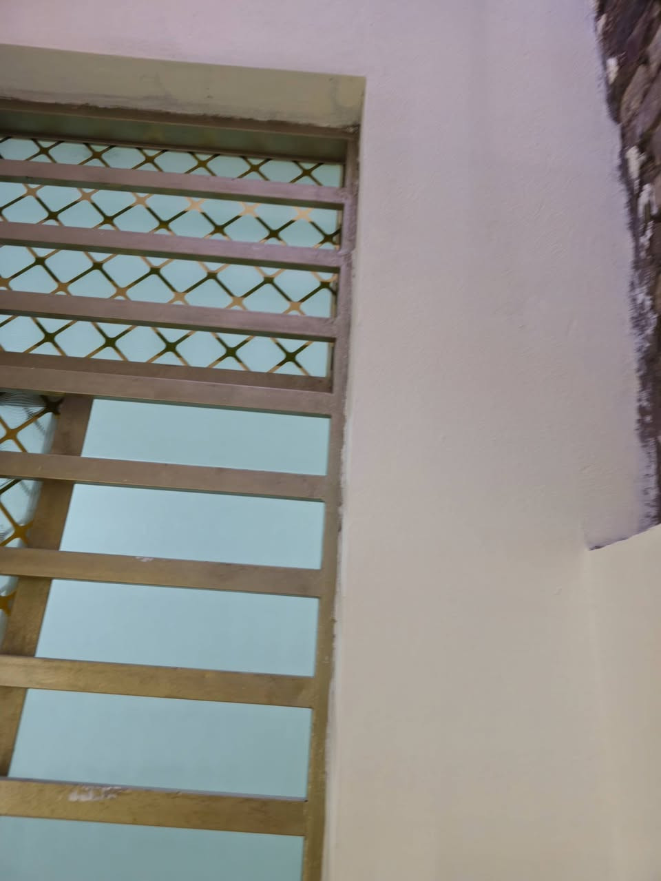 بيت جديد ١٠٠متر هستوه طالع منه الخلفه عسكري كبل خلف شارع السبيس خلف السوق بيت جناي بأسمي مداور ثاني يوم ***********

