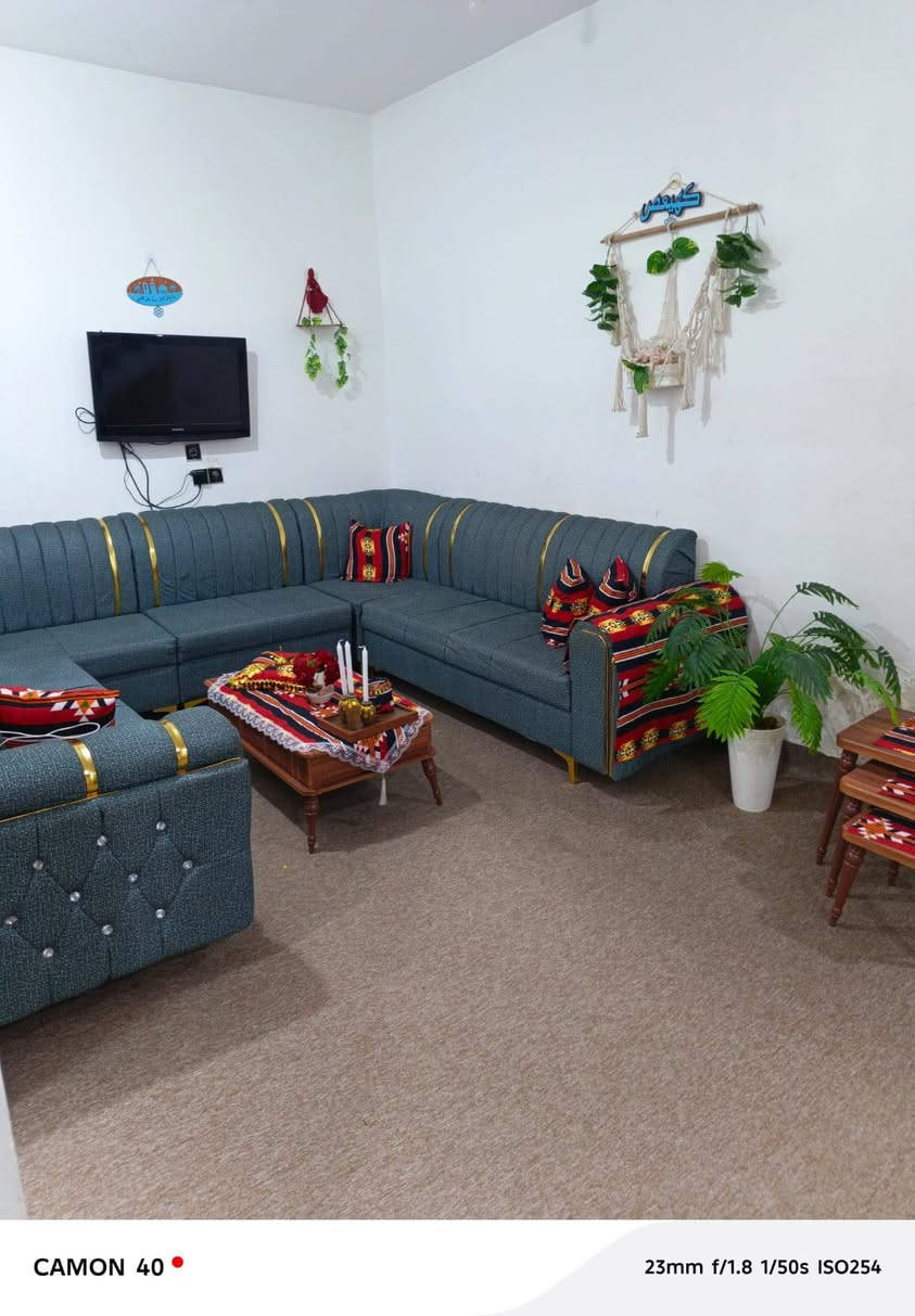 مشتمل مساحة ١٣٠ مربع واجهة ٧ونص يحتوي على مطبخ و استقبال هول داخلي غرفه صحيات داخليه و خارجيه أرضية بورسلين سطح أيزوكام شارع الوائلي الفرع الثالث يبعد عن الشارع العام ١٠٠م مرقم من قبل البلديه شارع صب مي مجاري كهرباء كلها جديدة المزيد من التفاصيل اتصال ***********
