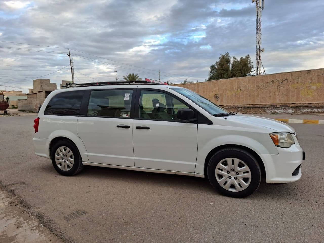 دوج كراند كارفان موديل 2020 كير مكينة حدادية تخم تاير جديد كلة شرط حادثهة جامرلغ سكن  مكان ديالى سنوية لحد 28 رقم لهاتف ***********
