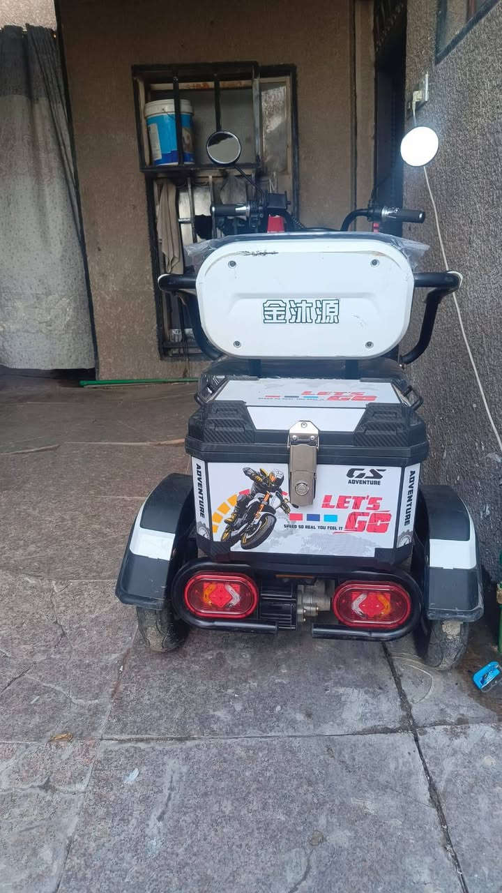 دراجة كورية
شحن كهرباء 
شاشة إلكترونية 
موديل حديث 
جديدة غير مستعملة 
گير ثلاث نمر 
بيها بگ رجوع للخلف 
مزودة بصندوق تفيد جماعة الدليفري
المقعد يتقدم ويرجع يعني اذا انت سمين لو طويل لا تشيل هم 
السعر ٨٠٠ الف وبيها مجال ***********٣
